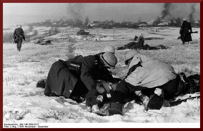 Bundesarchiv Bild 146-2008-0317, Russland, Bergung eines Verwundeten