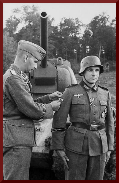 402px-Bundesarchiv Bild 101I-712-0472-02, Russland, Verleihung Panzervernichtungabzeichen[1]