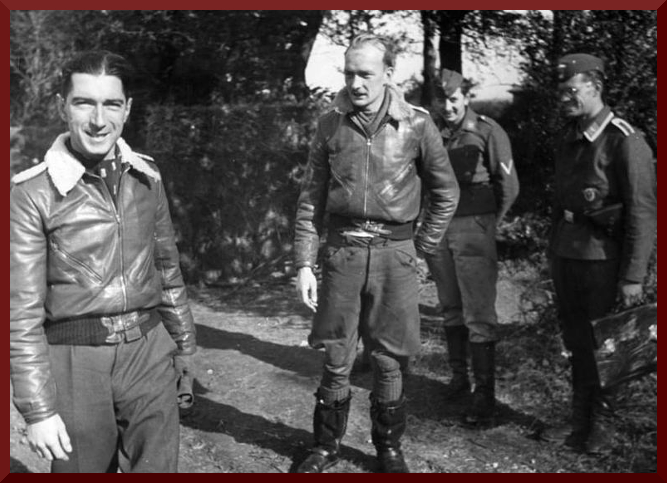 Werner Mölders zusammen mit Oblt. Georg Claus auf Feldflugplatz