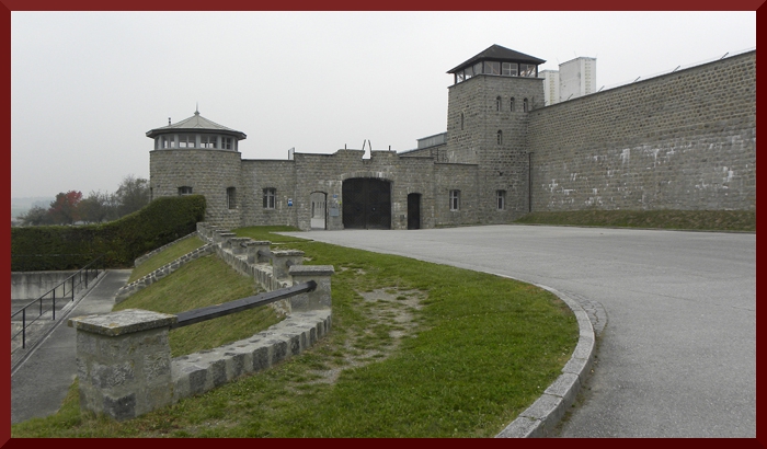 Einfahrtsgebäude zum KZ Mauthausen 2010