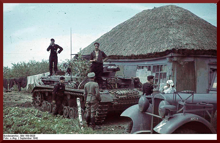 Bundesarchiv Bild 169-0028, Russland, Panzer IV vor Haus