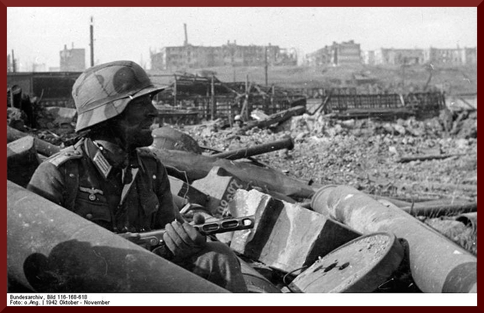 Bundesarchiv Bild 116-168-618, Russland, Kampf um Stalingrad, Soldat mit MPi