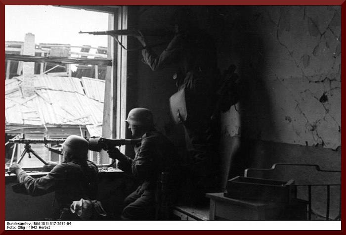 Bundesarchiv Bild 101I-617-2571-04, Stalingrad, Soldaten beim Häuserkampf