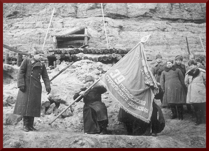 Командующий 62-й А Чуйков вручает гвардейской знамя 39-й гв. сд