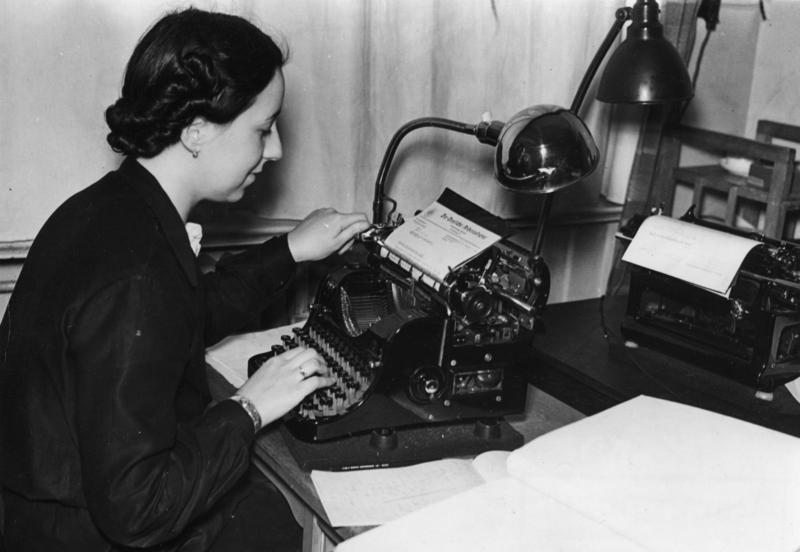 Bundesarchiv Bild 183-H02370, Sekretärin an Schreibmaschine