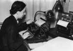 Bundesarchiv Bild 183-H02370, Sekretärin an Schreibmaschine
