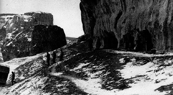 206a Munitionslager im Jaila Gebirge