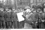 Bundesarchiv Bild 101I-296-1700-14, Nordfrankreich, Offizier mit Soldaten