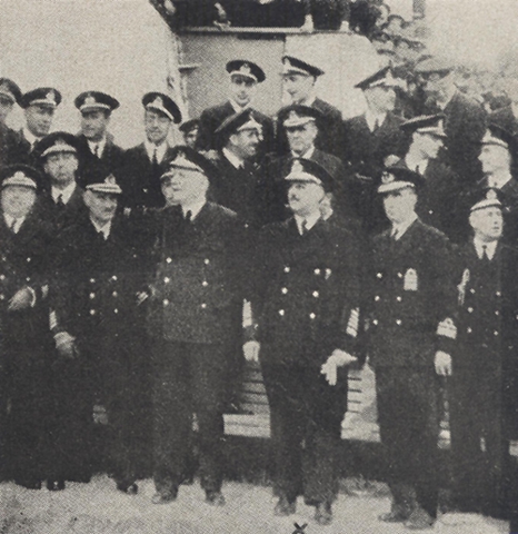 General Franco im Kreise der nationalspanischen Marine Forenbildarchiv