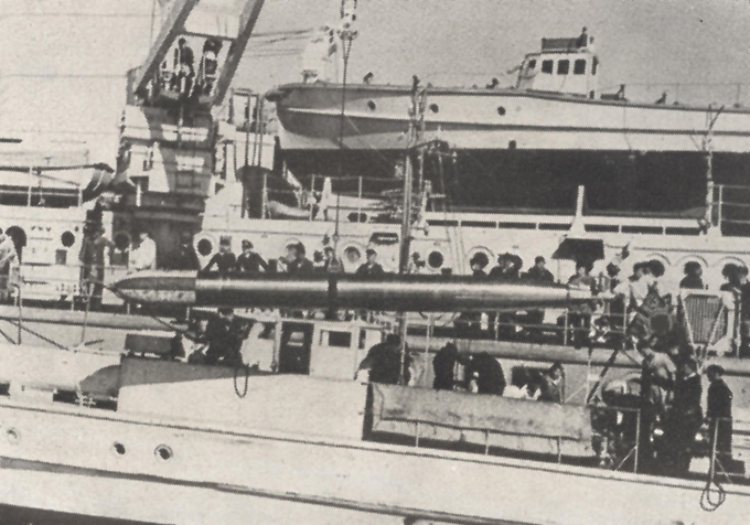 Schnellboot übernimmt Torpedos Forenbildarchiv