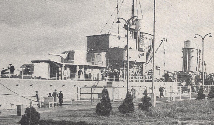 Zerstörer Erich Koellner an der Pier Galerie