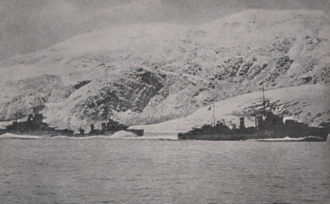 12 Brit Zerstörer und Schalchtshiff Warspite Forenbildarchiv