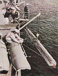 Bild 214 Torpedo wird an Bord geheißt