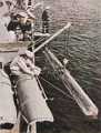 Bild 214 Torpedo wird an Bord geheißt