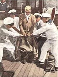 Bild 217 Taucher wird ausgerüstet