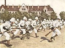 Bild 219 Matrosen üben Infanterieangriff