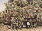 Bild 134 Lastwagen wird getarnt