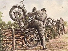 Bild 137 Motorradfahrer gehen über ein Hinderniss