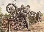 Bild 137 Motorradfahrer gehen über ein Hinderniss