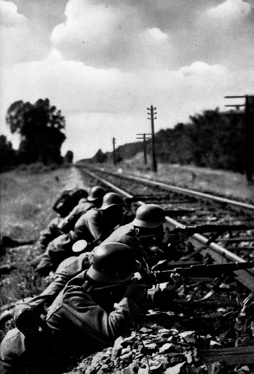 30-Deutsche und rumänische Soldaten