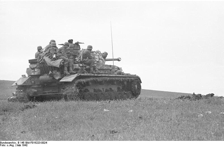 Bundesarchiv B 145 Bild-F016223-0024%2C Russland%2C Krim%2C Panzer IV im Einsatz