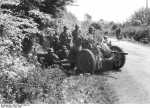Bundesarchiv Bild 101I-127-0391-21%2C Im Westen%2C deutsche Soldaten mit getarnter Pak