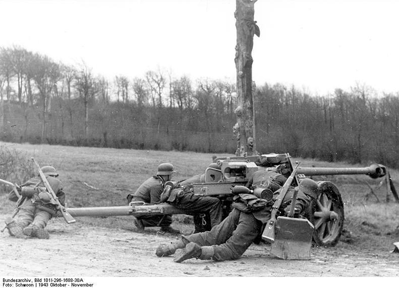 Bundesarchiv Bild 101I-296-1688-30A%2C Nordfrankreich%2C Soldaten mit 7%2C5cm Pak
