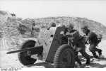 Bundesarchiv Bild 101I-299-1831-26%2C Nordfrankreich%2C Soldaten mit Geschütz