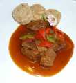 Gulasch mit Paprikagemüse und Serviettenknödel