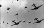 Bundesarchiv Bild 101I-670-7410-10, Fallschirmjägerabsprung aus Junkers Ju 52[1]