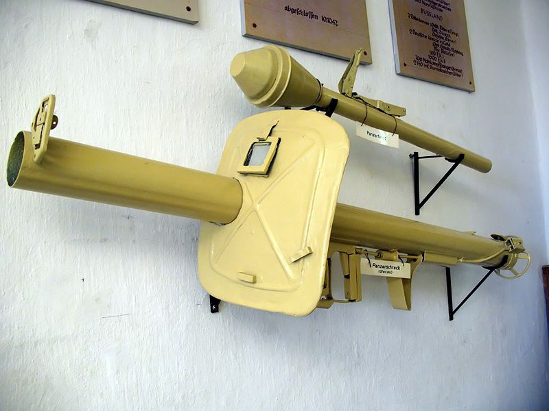 800px-1668 - Salzburg - Festung Hohensalzburg - Panzerschreck und Panzerfaust[1]