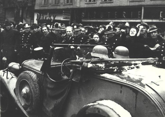 Pražané hrozí na okupační jednotky Wehrmachtu