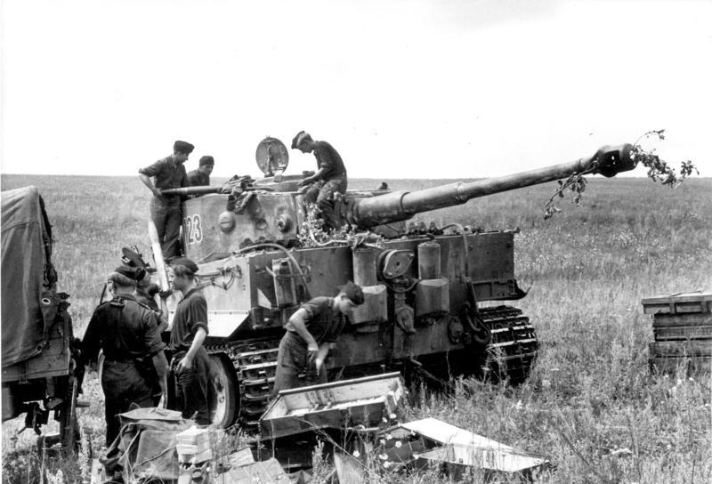 Bundesarchiv Bild 101I-022-2948-23, Russland, Panzer VI (Tiger I), Munition[1]