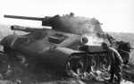 Bundesarchiv Bild 101I-219-0553A-36, Russland, bei Pokrowka, russischer Panzer T34[1]
