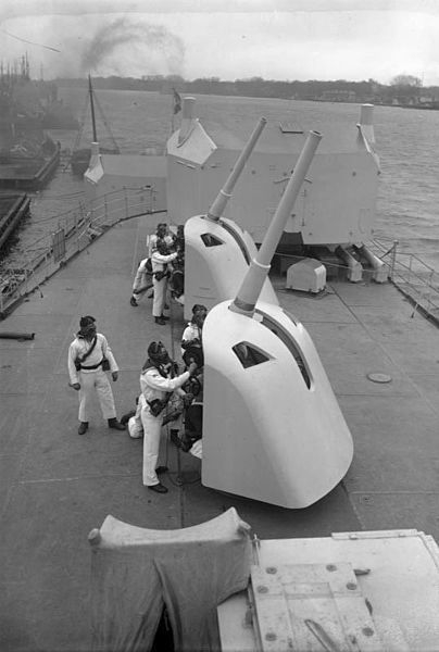 Bundesarchiv Bild 102-13388, Swinemünde, Flak-Kanonen der  Königsberg [1]