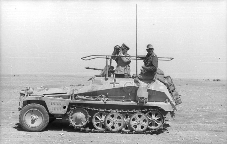 Bundesarchiv Bild 101I-443-1589-09, Nordafrika, Rommel in Befehlsfahrzeug[1]