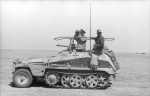 Bundesarchiv Bild 101I-443-1589-09, Nordafrika, Rommel in Befehlsfahrzeug[1]