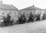 1941. Итальянские мотоциклисты-берсальеры в пригороде Сталино[1]