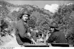 Bundesarchiv Bild 101I-203-1686-30, Albanien, italienische Soldaten auf Panzer[1]