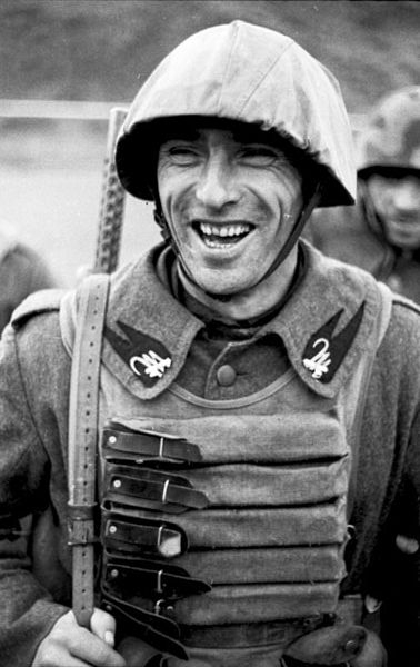 378px-Bundesarchiv Bild 101I-307-0768-20A, Italien, italienischer Soldat[1]