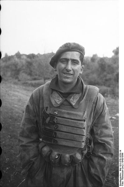 398px-Bundesarchiv Bild 101I-576-1828-14, Italien, italienischer Soldat[1]