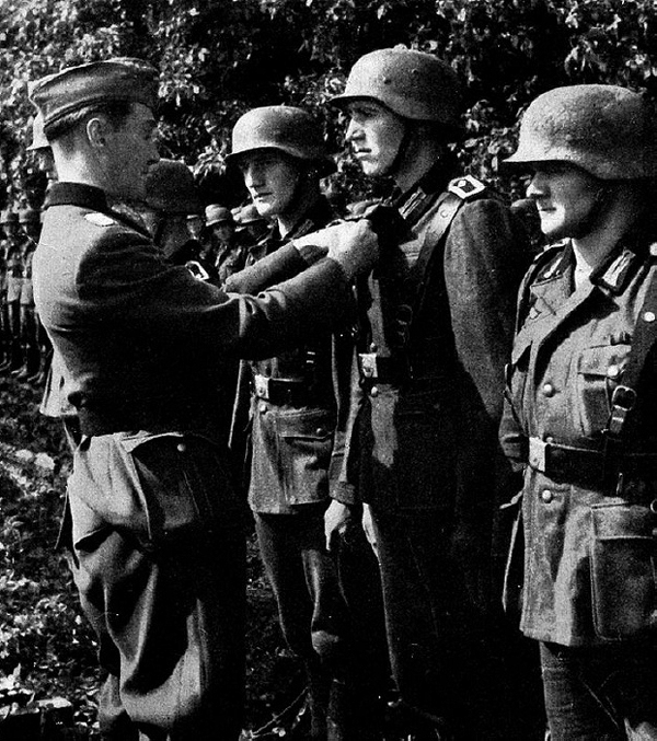 86b General Kortzfleisch verleiht EKs