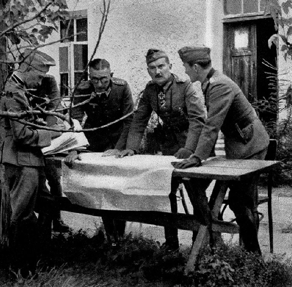 152a Generaloberst von Schörner bespricht mit eiem General die Lage