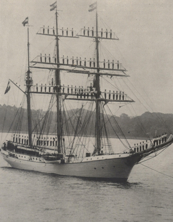 19 Segelschulschiff Niobe Kadetten in Paradeaufstellung Forenbildarchiv