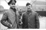 Bundesarchiv Bild 101II-MW-5567-15A Wilhelmshaven 2 U-Boot-Manner mit Eisernem Kreuz11-595x394