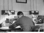 Bundesarchiv Bild 146-2005-0157%2C Geheimer Funkmeldedienst des OKW ohne hitler