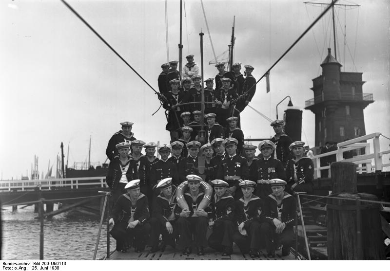 Bundesarchiv Bild 200-Ub0113, Kiel, Indienststellung U-45