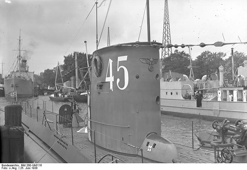 Bundesarchiv Bild 200-Ub0116, Kiel, Indienststellung U-45