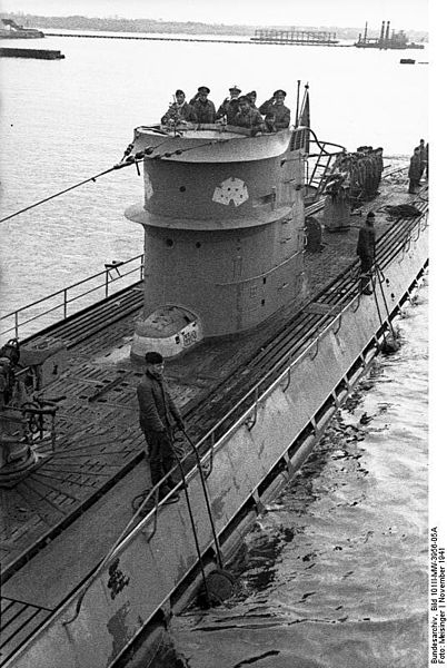 402px-Bundesarchiv Bild 101II-MW-3956-05A, Frankreich, Lorient, U-107[1]