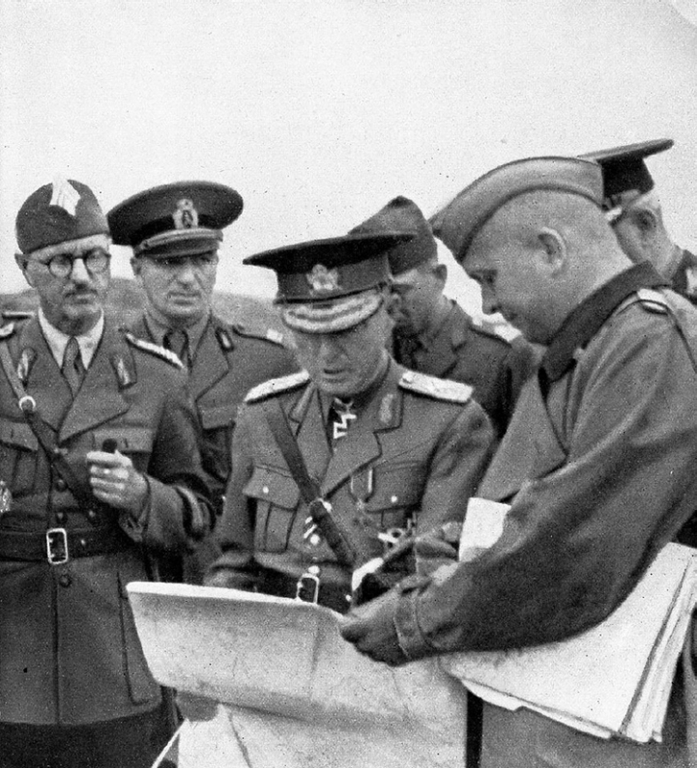 110 Marschall Antonescu bei einer Lagebesprechung